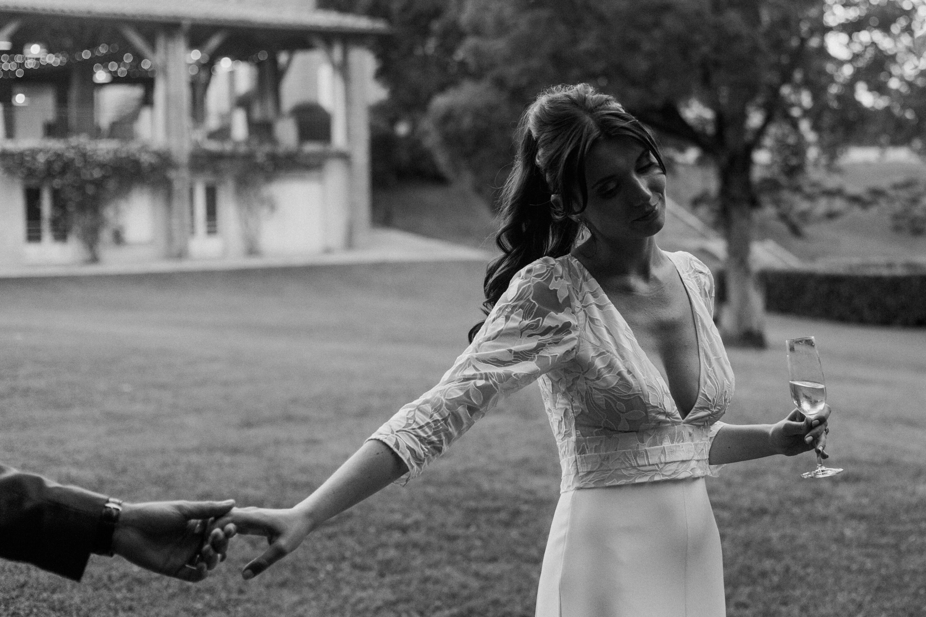 Balade de la mariée dans le jardin